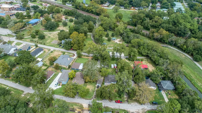 Photo 5 of 421 E Park Street, Alvin, TX