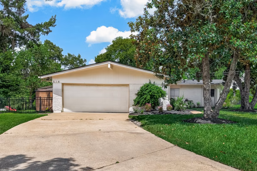 Photo 4 of 514 S Shadowbend Avenue, Friendswood, TX