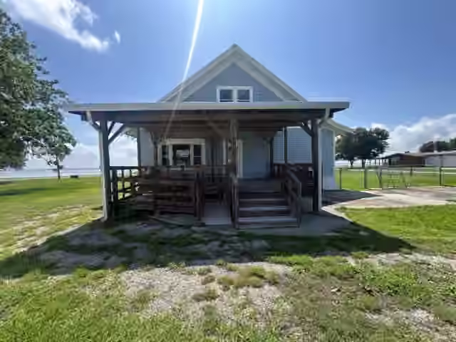 Photo 4 of 2203 E Bayshore Drive, Palacios, TX