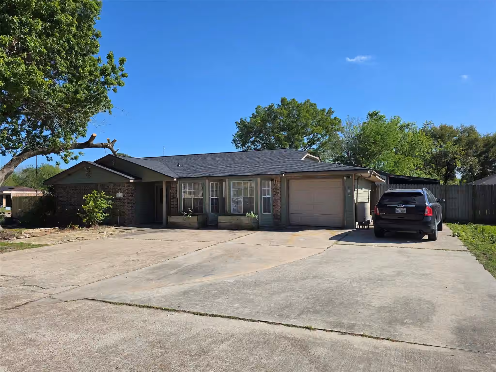 Photo 2 of 2414 Goldenrod Street, Highlands, TX