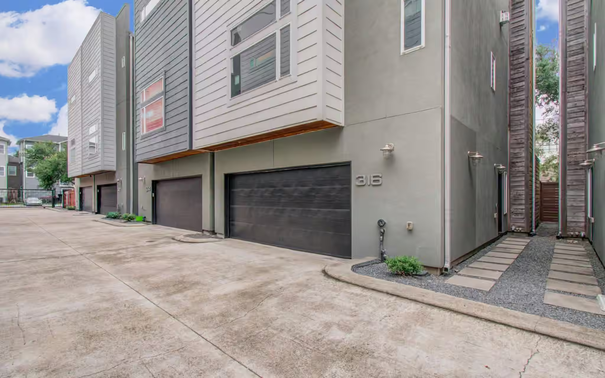 Photo 3 of 316 W 6th Street, Houston, TX