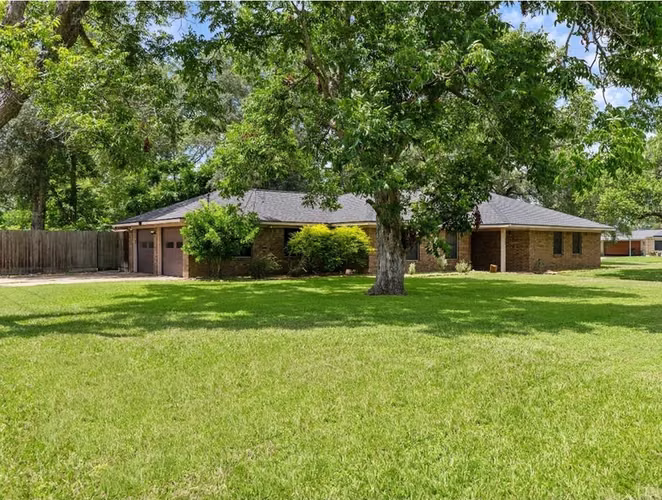 Photo of 202 W West Street, El Campo, TX