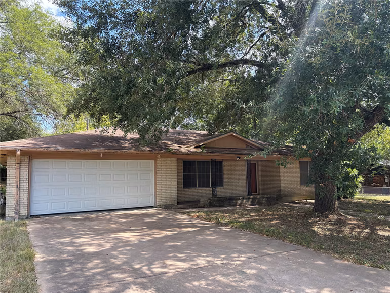 Photo 7 of 1506 Meadow Lane, Brenham, TX