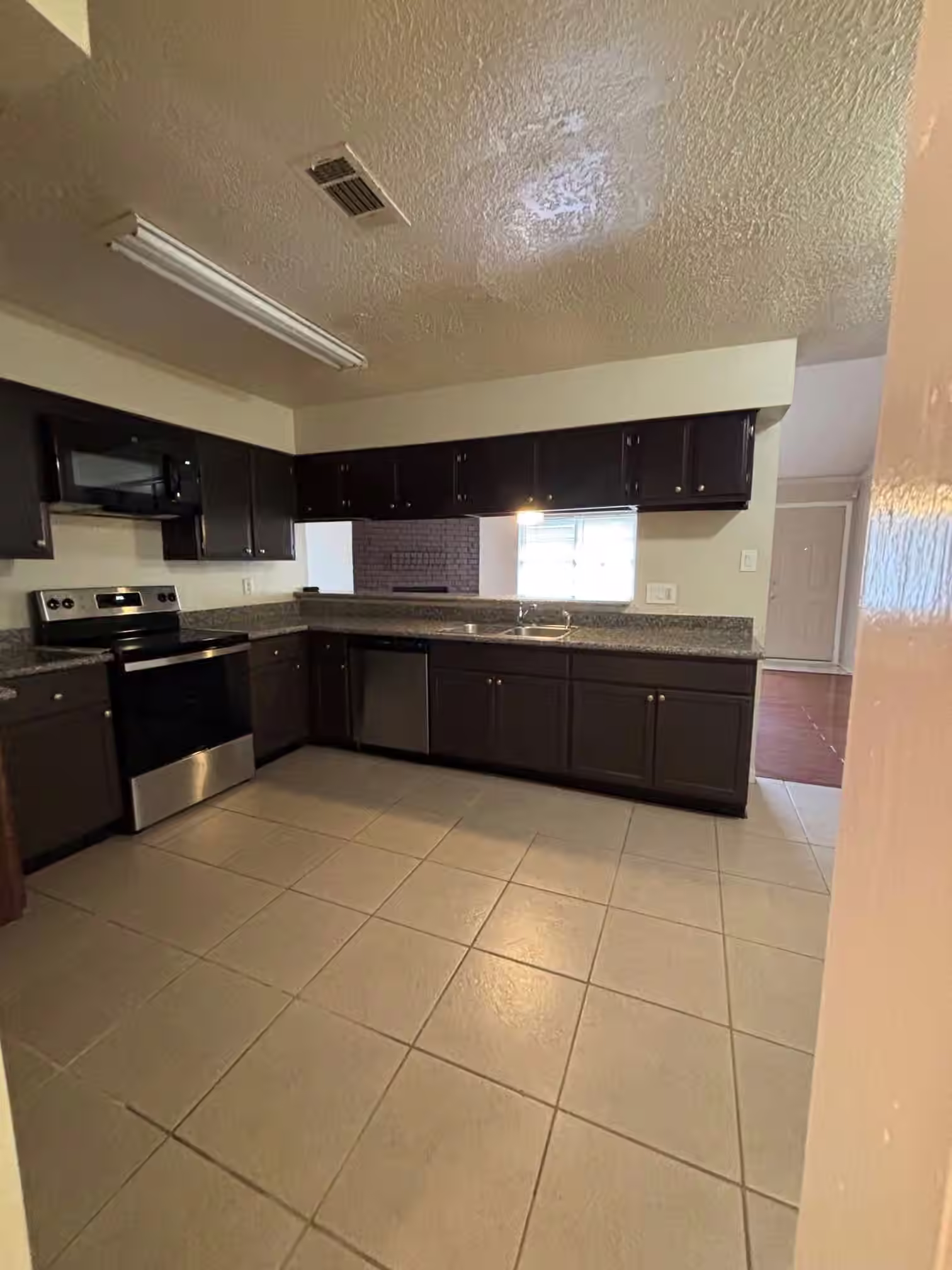 Photo 4 of 811 Whispering Pine Drive, Missouri City, TX