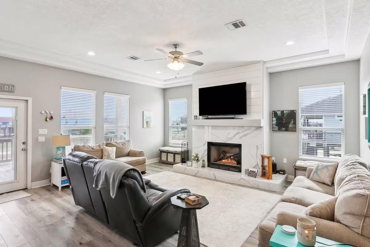 Photo 3 of 945 Gulfview Drive, Crystal Beach, TX
