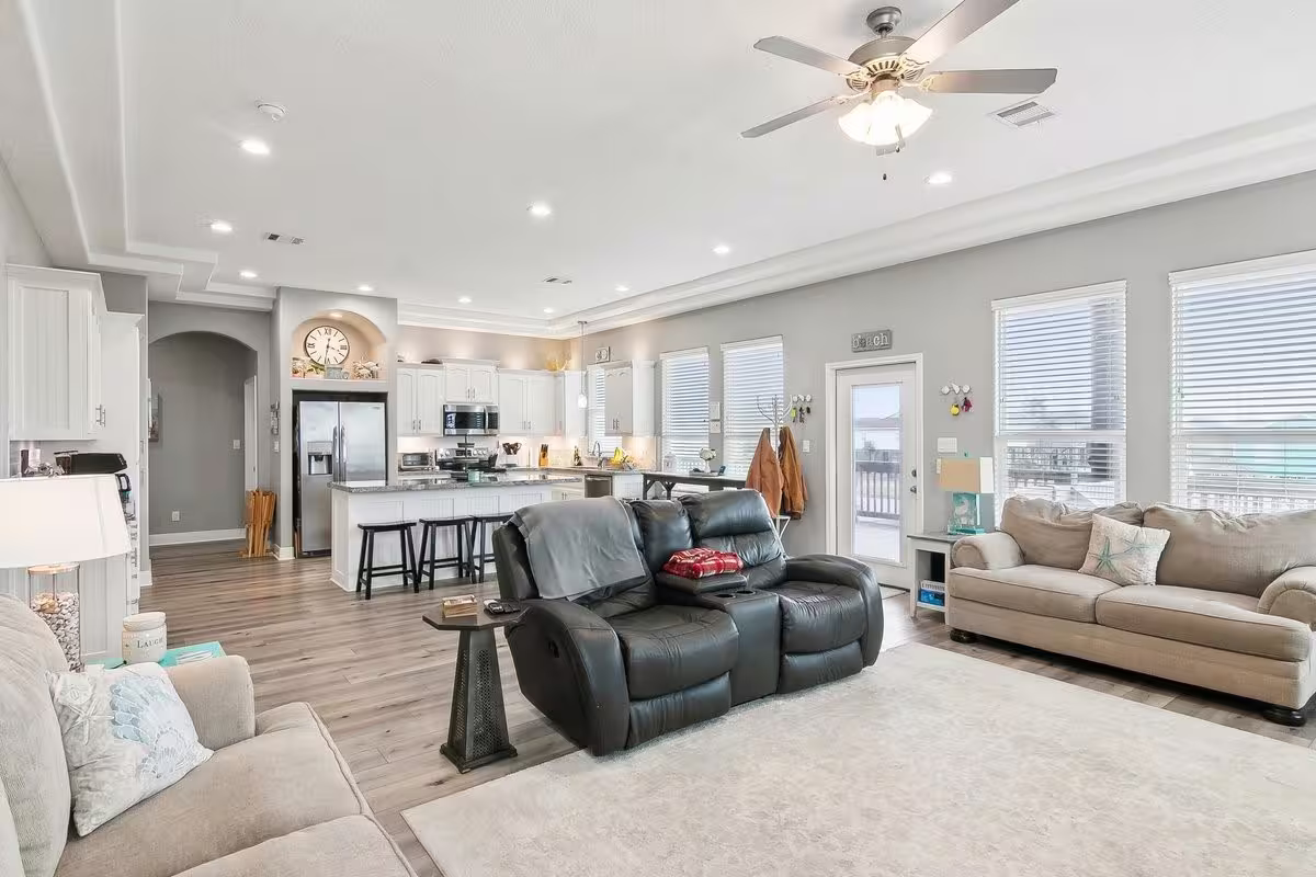 Photo 5 of 945 Gulfview Drive, Crystal Beach, TX