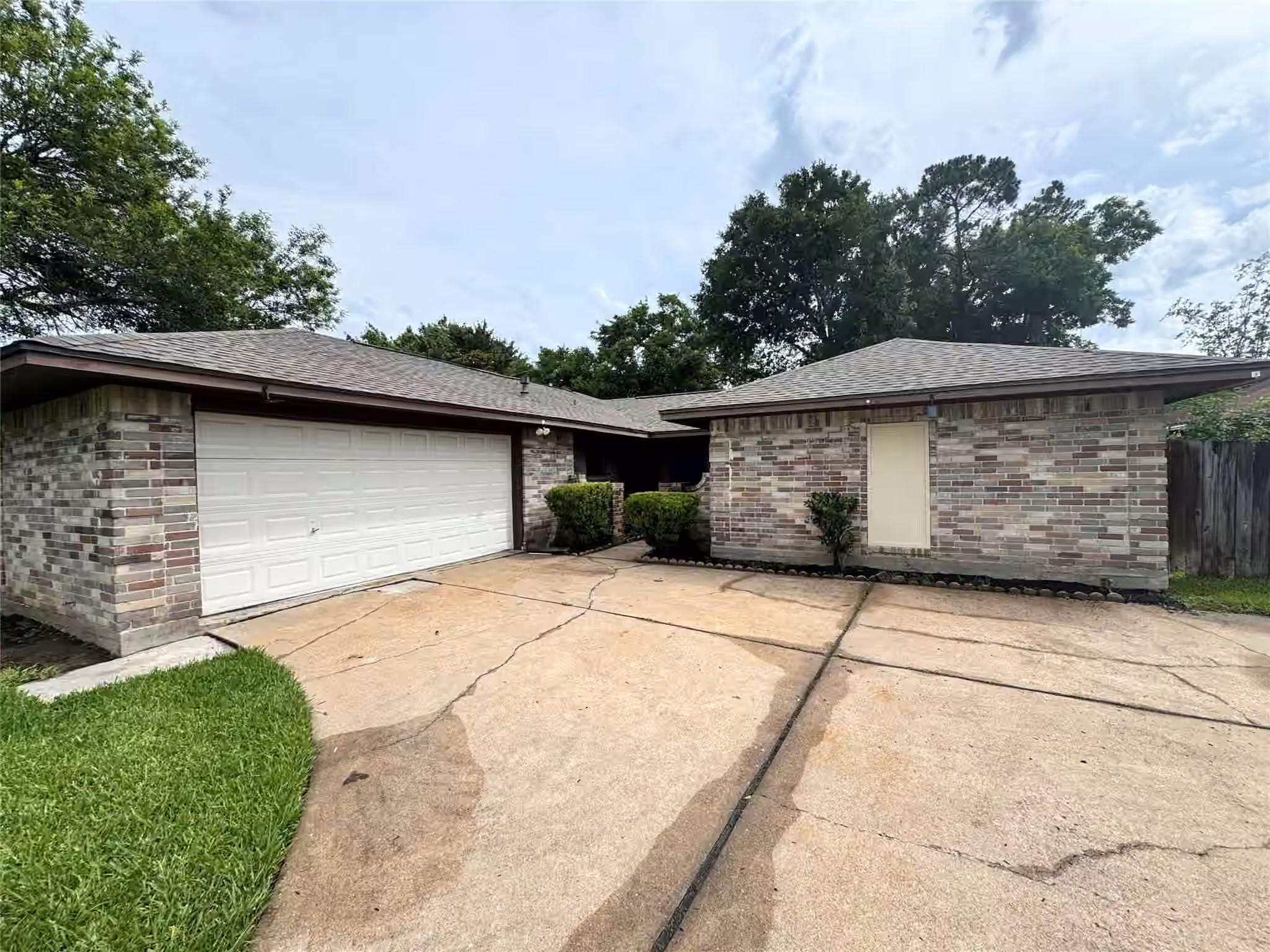 Photo 3 of 10415 Sageburrow Drive, Houston, TX