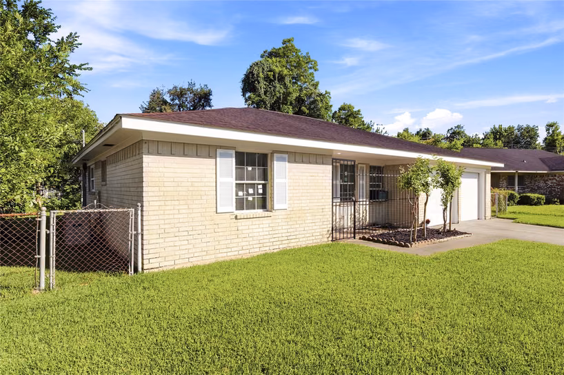 Photo 3 of 211 ESTELLE Circle, Texas City, TX