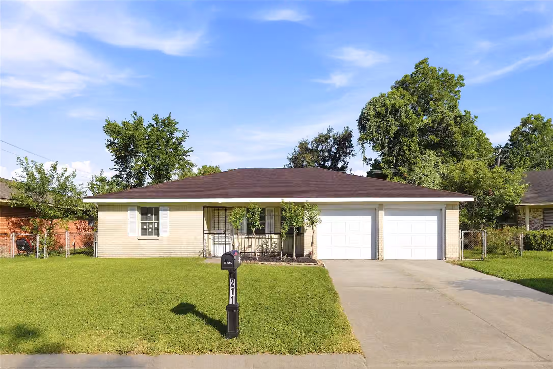 Photo 4 of 211 ESTELLE Circle, Texas City, TX