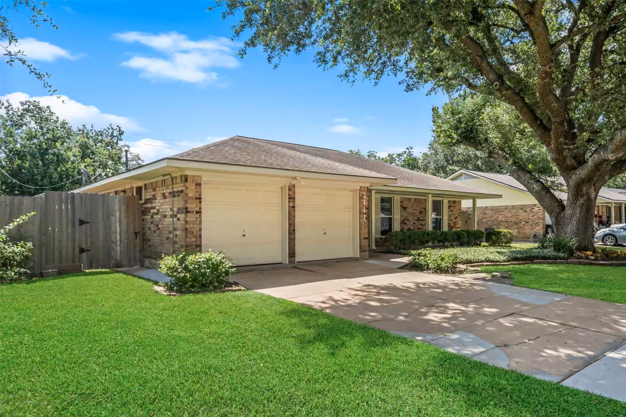 Photo 2 of 2111 Willow Boulevard, Pearland, TX