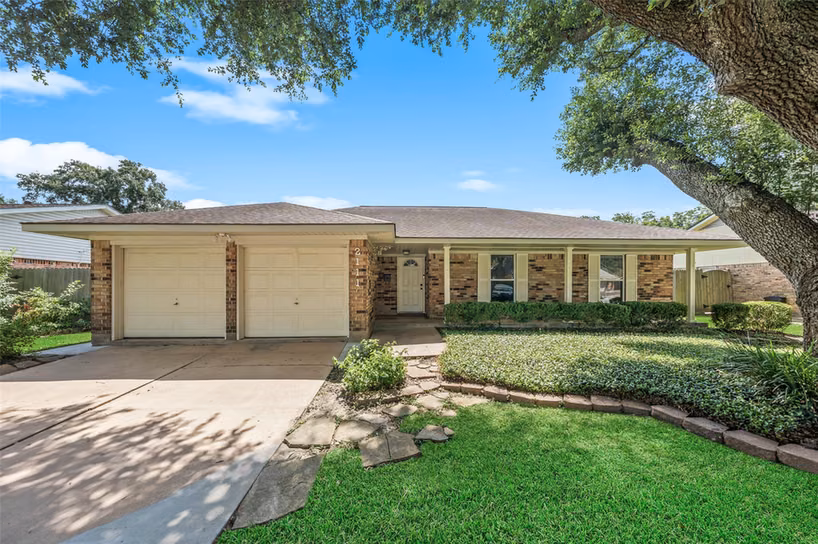 Photo 3 of 2111 Willow Boulevard, Pearland, TX