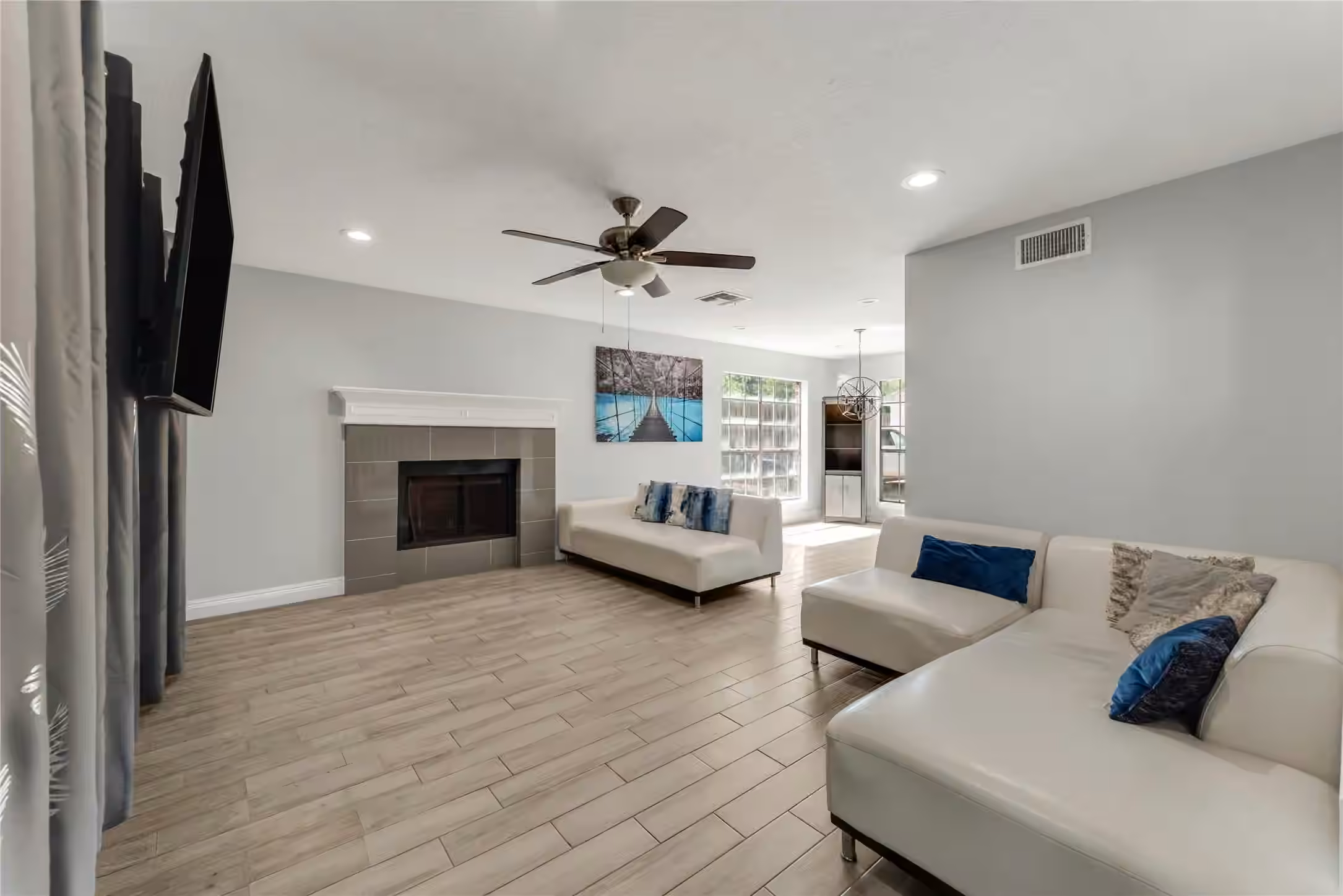 Photo 5 of 18318 Oakhampton Drive, Houston, TX