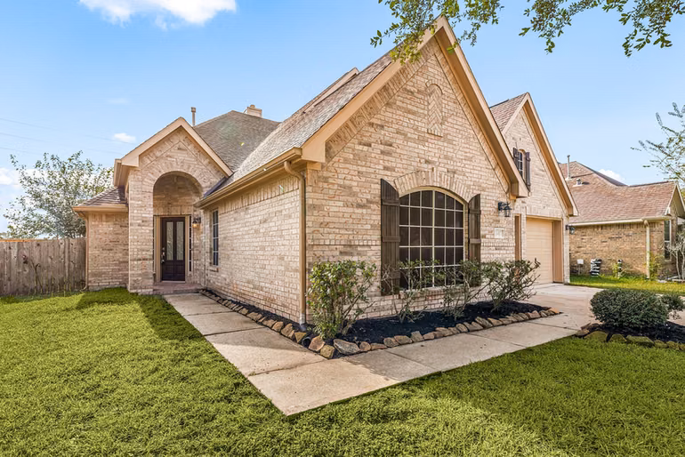 Photo 2 of 2407 Quiet Arbor Lane, Pearland, TX