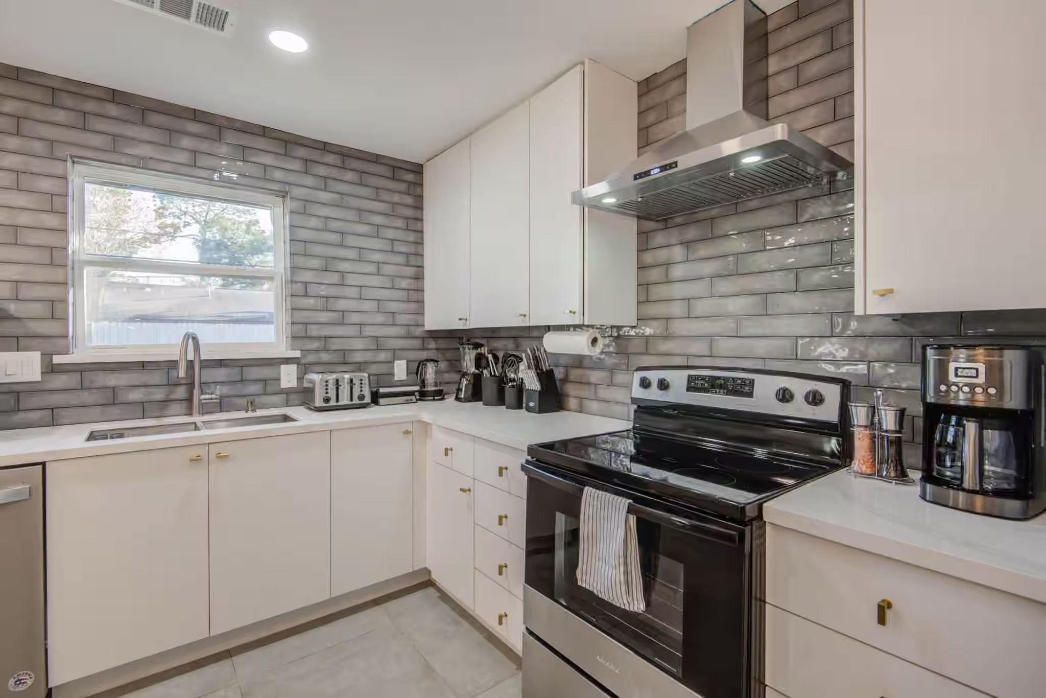 Photo 6 of 9515 Meadowglen Lane, Houston, TX