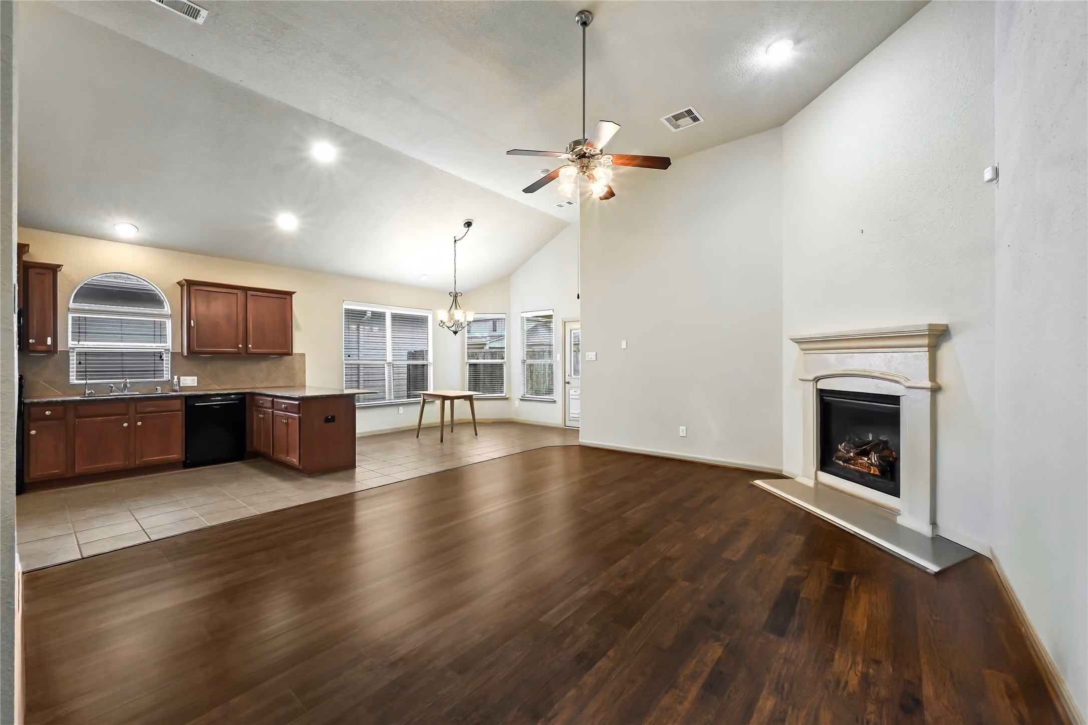 Photo 4 of 8706 Sunrise Canter Drive, Tomball, TX