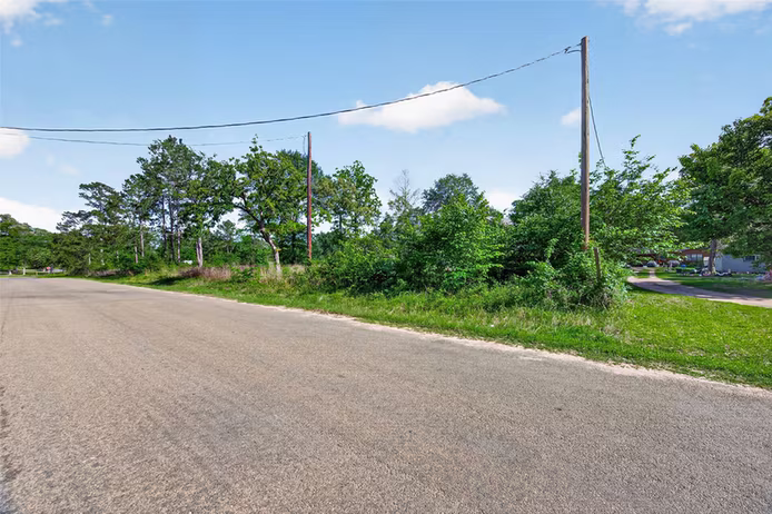 Photo 2 of 5616 Tall Pine Rd, Navasota, TX