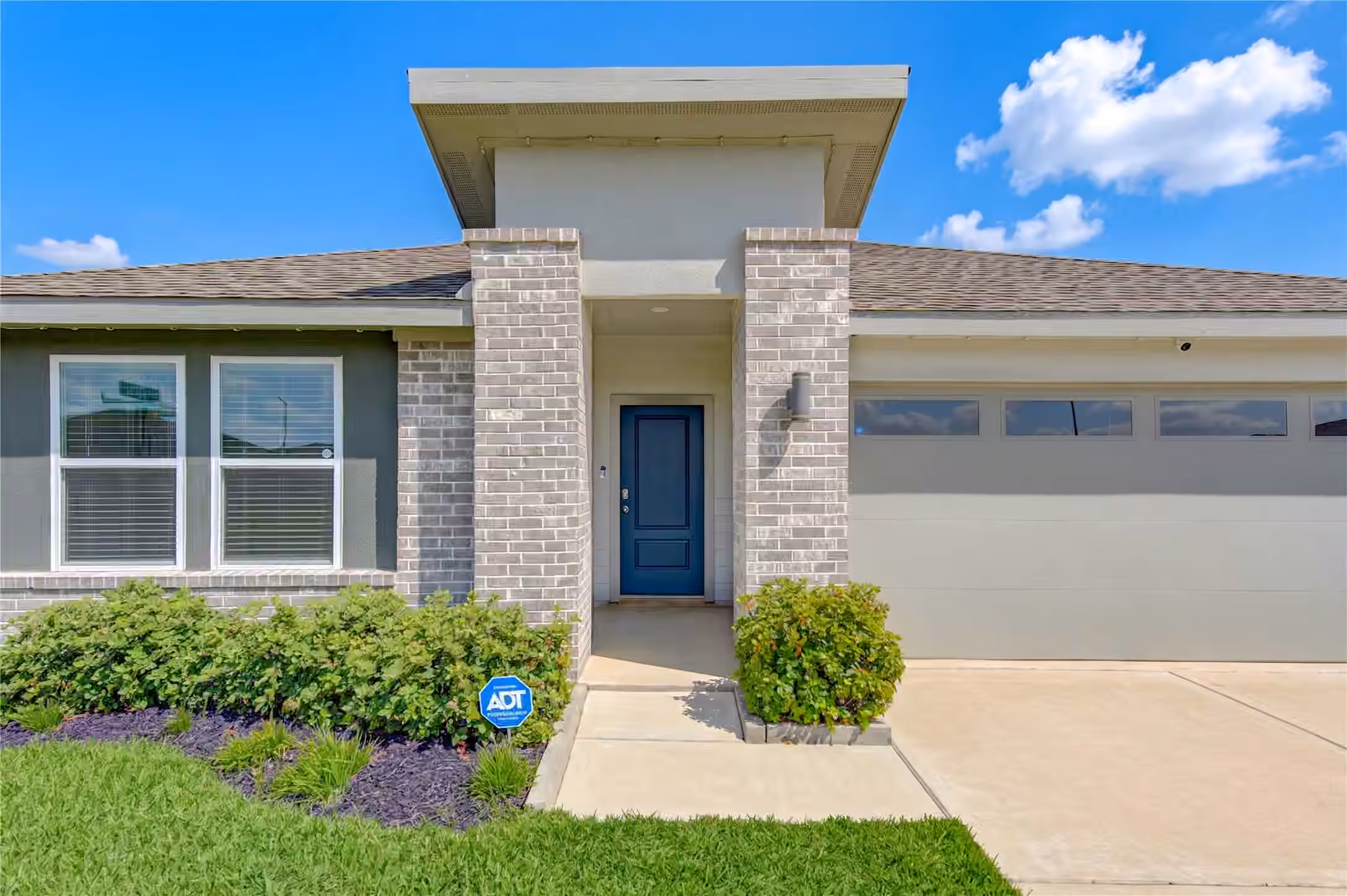 Photo 2 of 7707 Golden Rubia Lane, Rosharon, TX