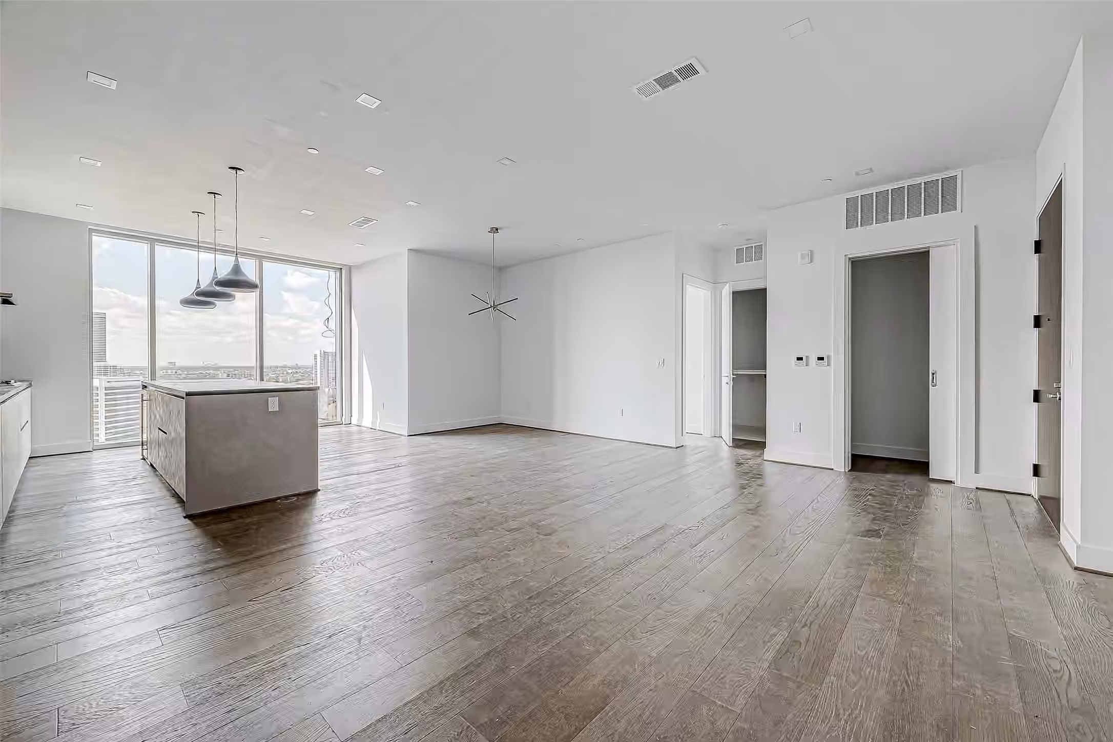 Photo 4 of 1711 Allen Parkway 1703, Houston, TX