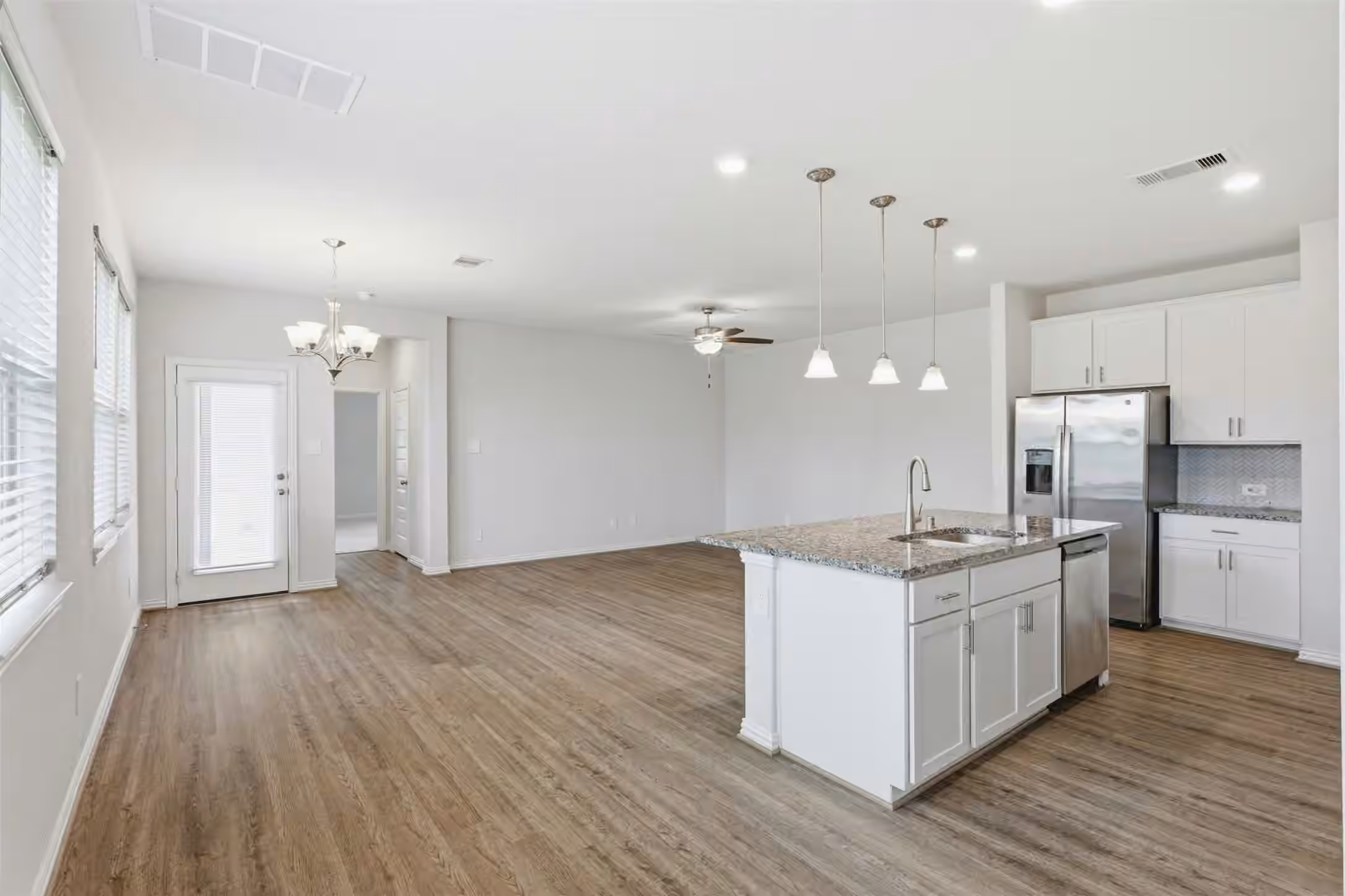 Photo 5 of 114 Skyshine Court, Conroe, TX