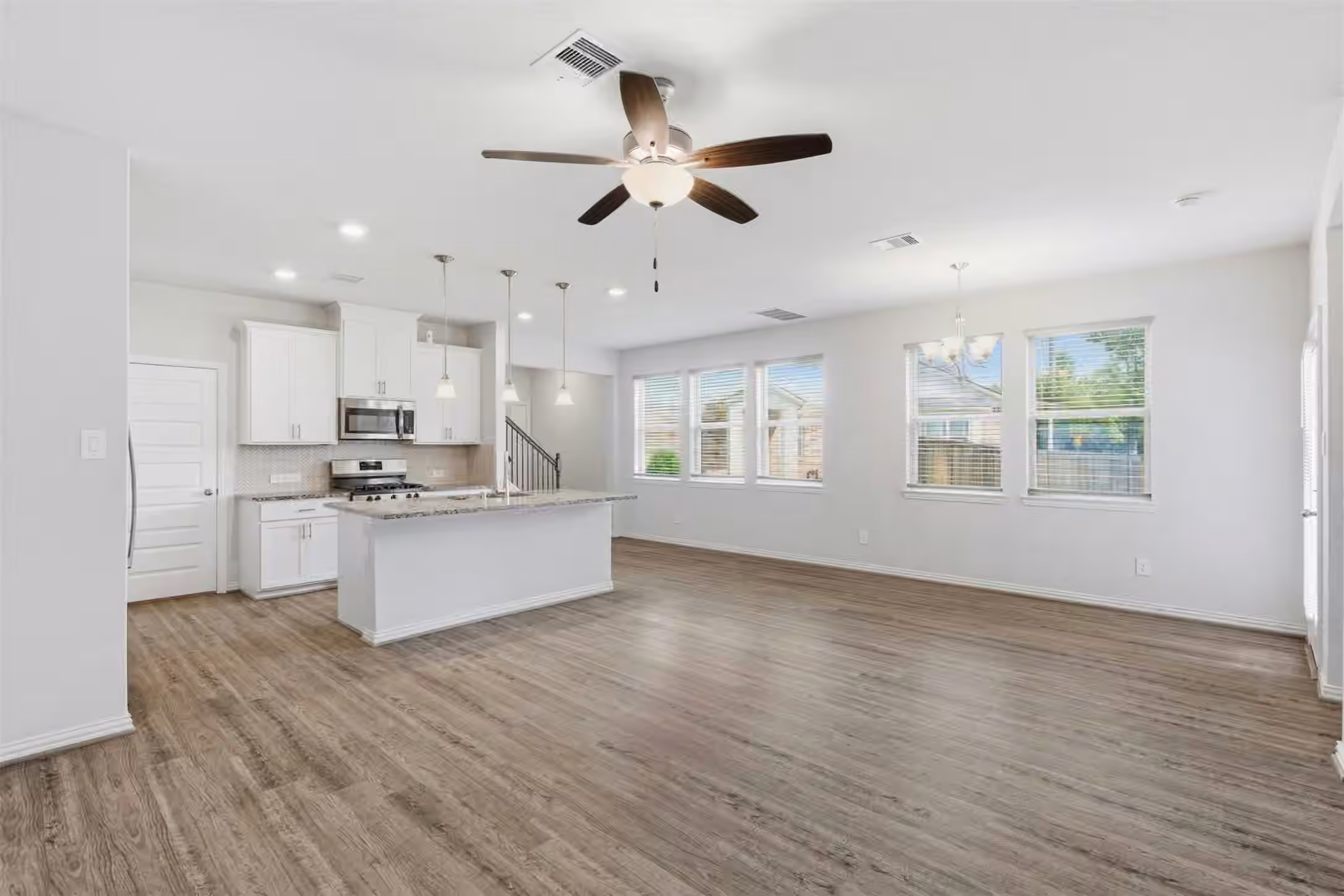 Photo 6 of 114 Skyshine Court, Conroe, TX
