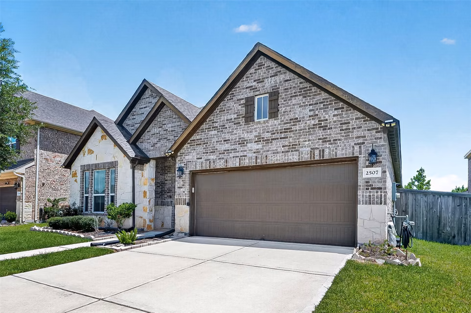 Photo 2 of 2507 Hatton Terrace Lane, Pearland, TX
