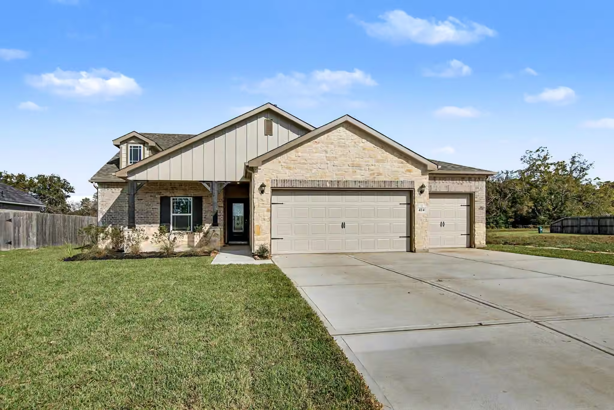 Photo 2 of 237 Edgewater Drive, West Columbia, TX