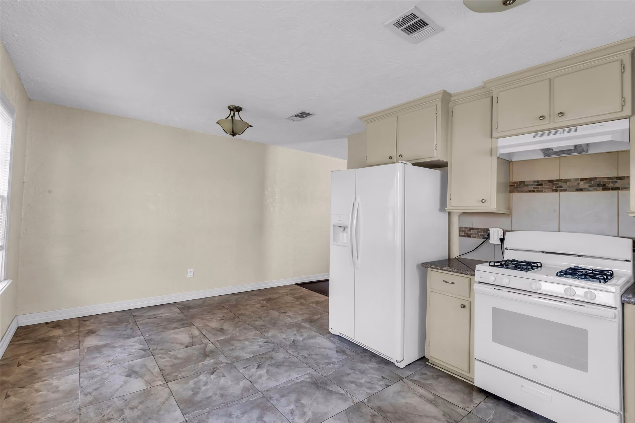 Photo 2 of 131 E 31st 1/2 Street, Houston, TX