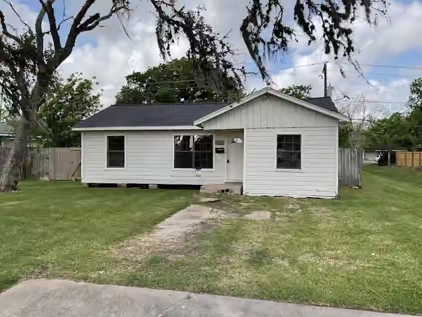 Photo of 135 Huisache Street, Lake Jackson, TX 77566
