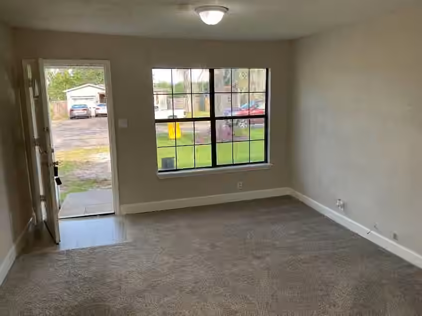 Photo 3 of 135 Huisache Street, Lake Jackson, TX