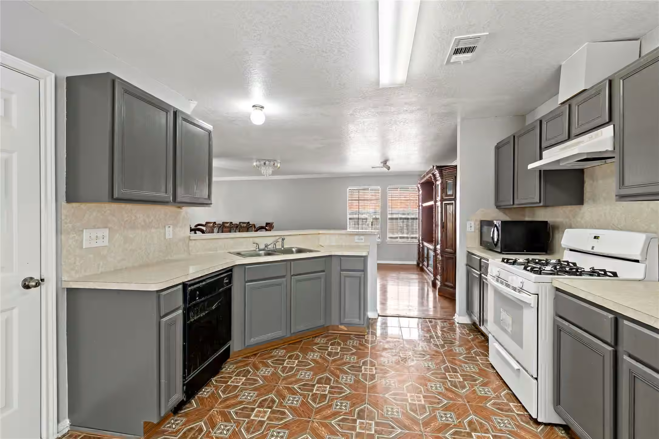 Photo 7 of 8003 Swiftwater Lane, Houston, TX