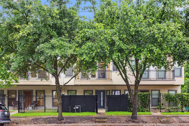 Photo 2 of 1119 Saint Charles Street, Houston, TX