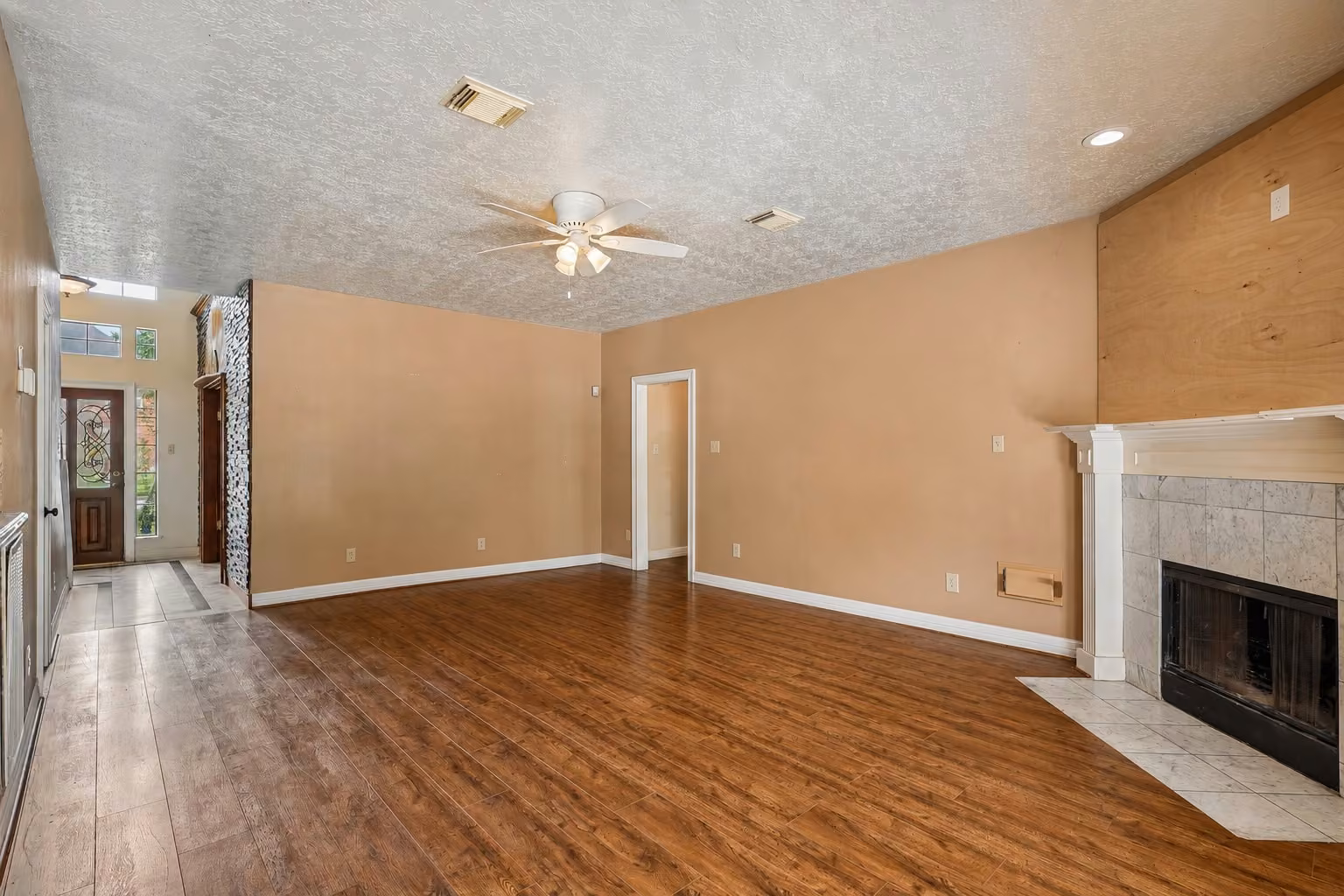 Photo 4 of 907 Remington Court, Friendswood, TX