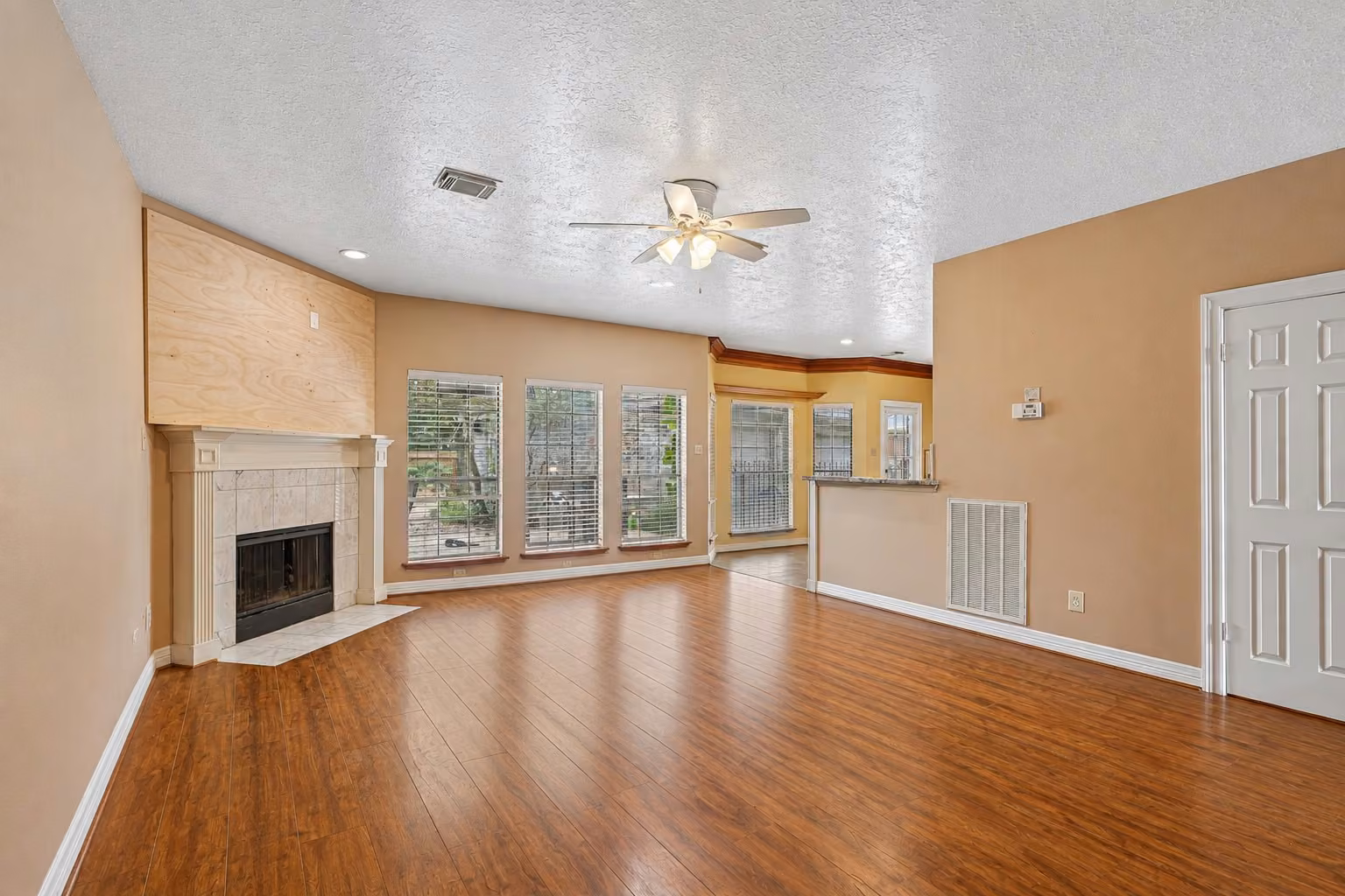 Photo 5 of 907 Remington Court, Friendswood, TX