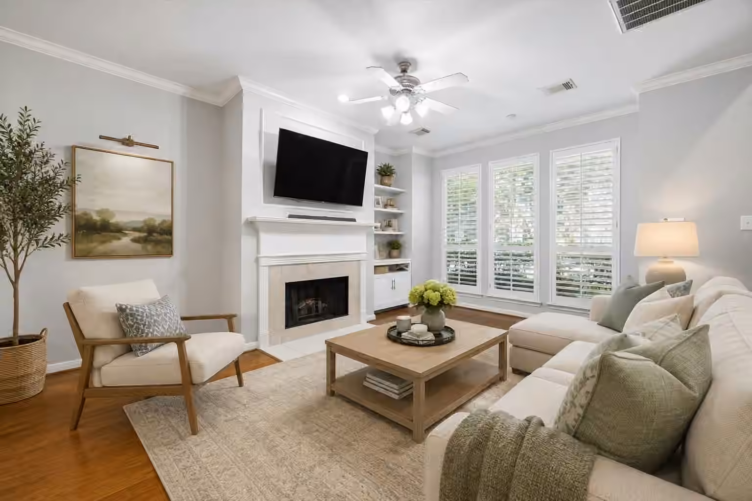 Photo 6 of 811 W Heights Hollow Lane, Houston, TX