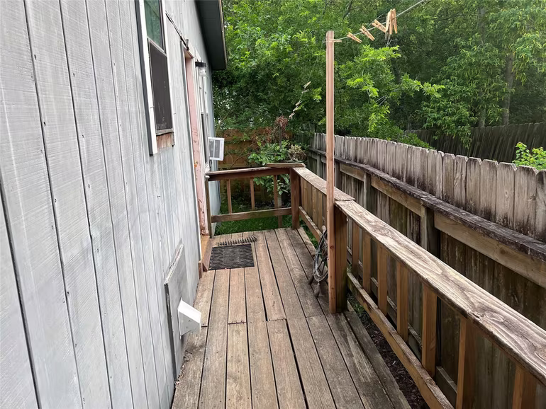 Photo 3 of 2416 E Bayshore Drive, Dickinson, TX