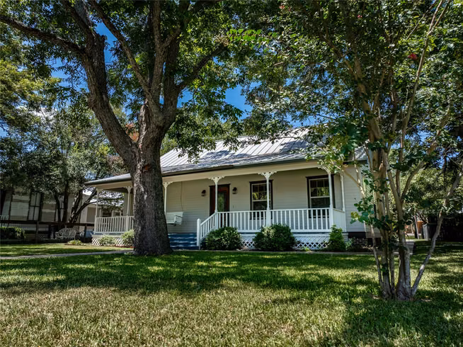 Photo 4 of 109 W Market Street, Fayetteville, TX