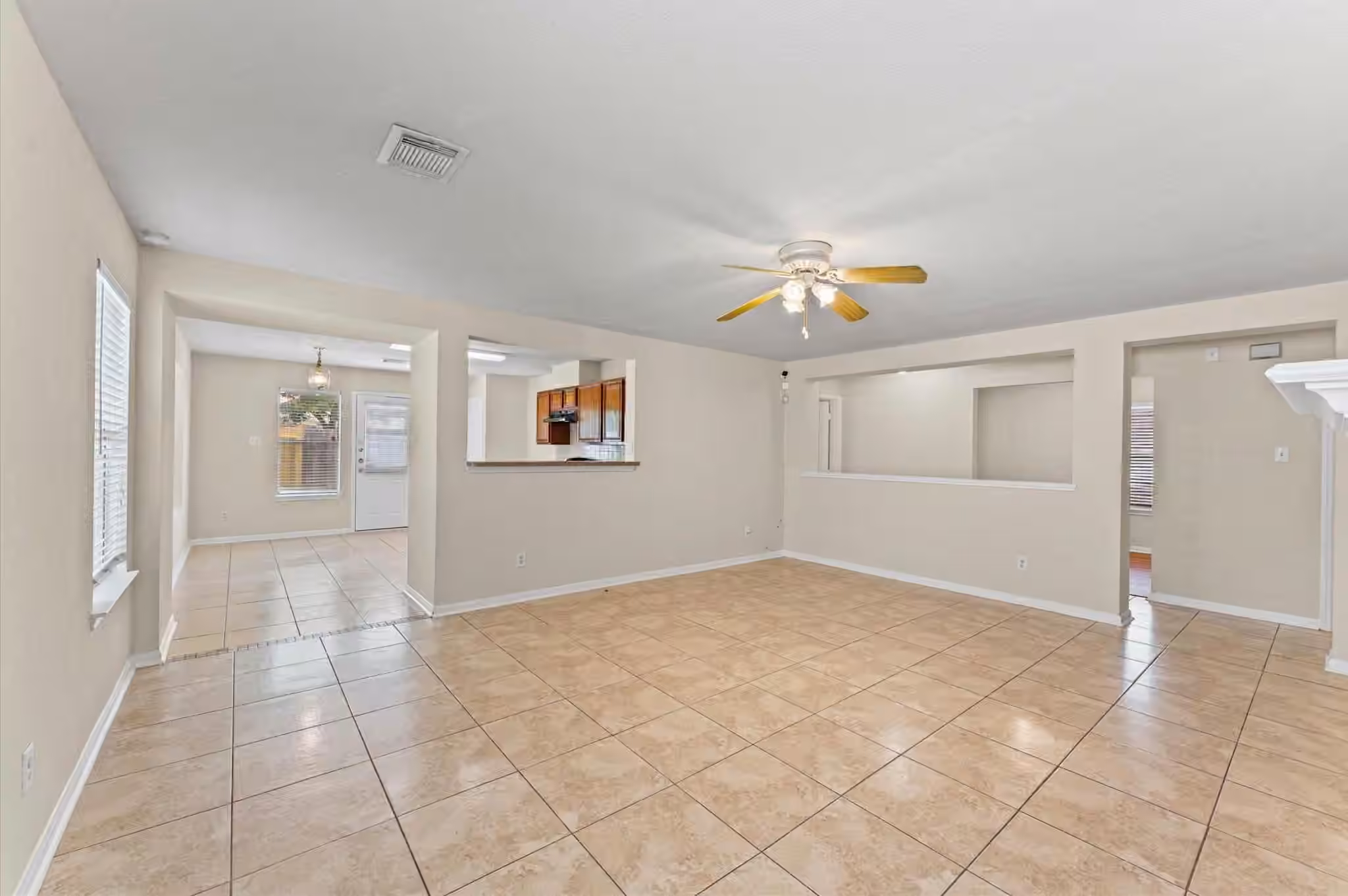 Photo 4 of 9231 Grove Haven Drive, Houston, TX