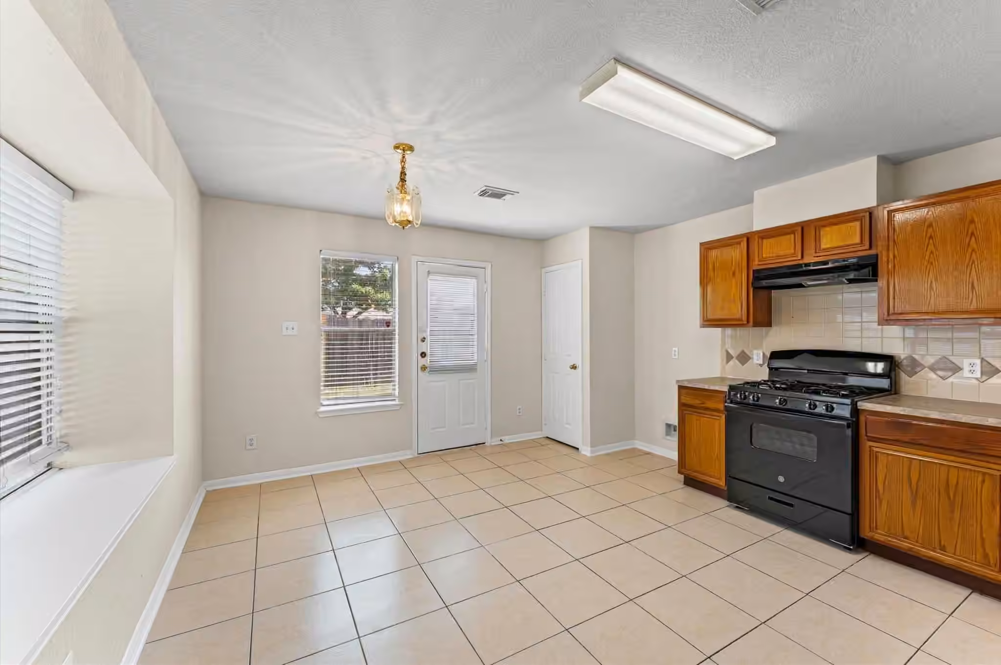 Photo 6 of 9231 Grove Haven Drive, Houston, TX