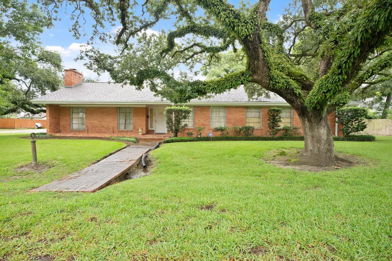 Photo 2 of 303 S Jackson Street, Alvin, TX