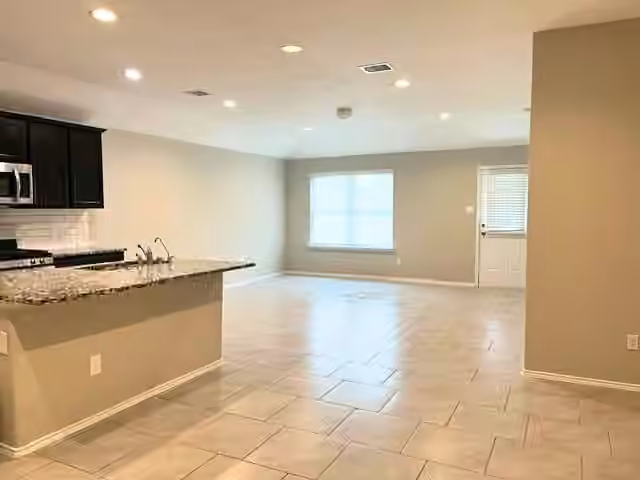 Photo 4 of 8310 Rose Petals Lane, Rosharon, TX