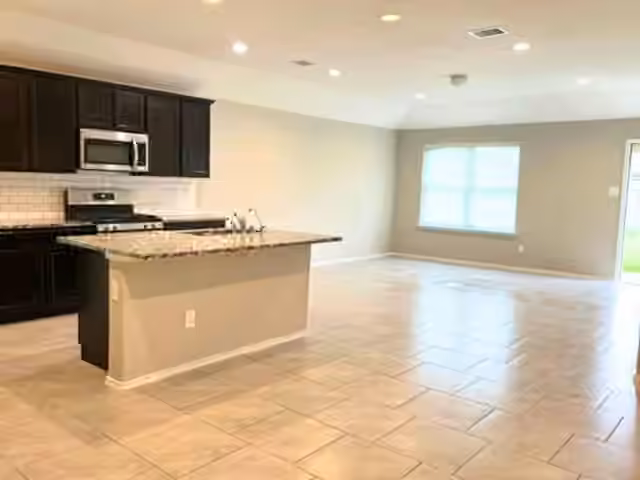 Photo 7 of 8310 Rose Petals Lane, Rosharon, TX