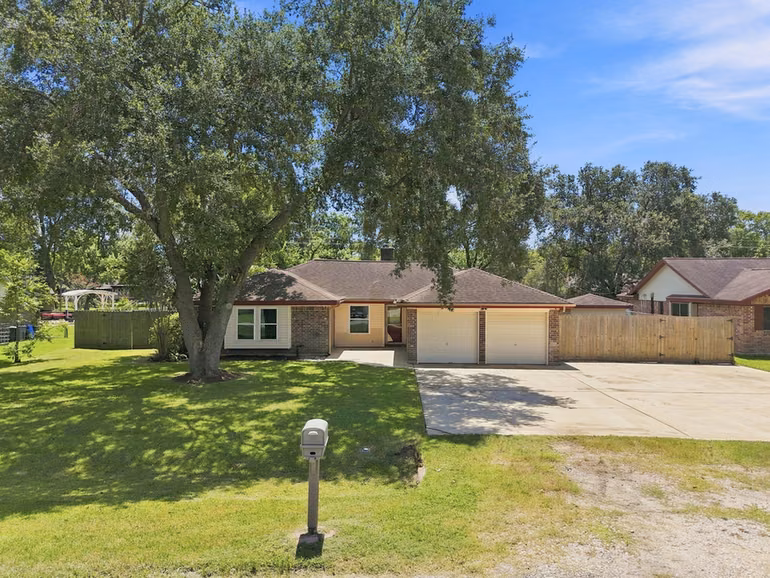 Photo 5 of 13317 Rene Circle, Santa Fe, TX