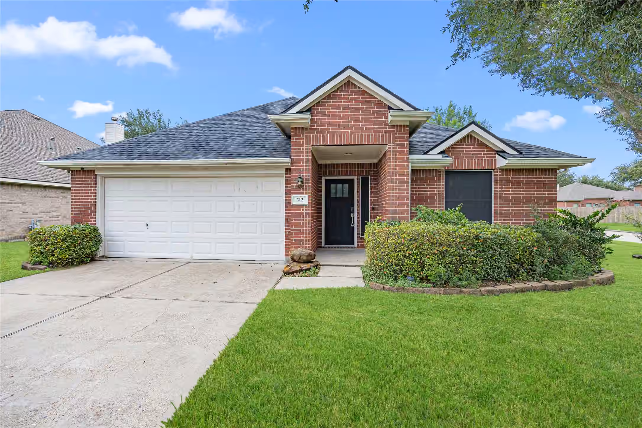 Photo 2 of 212 Silverbrook Lane, Dickinson, TX