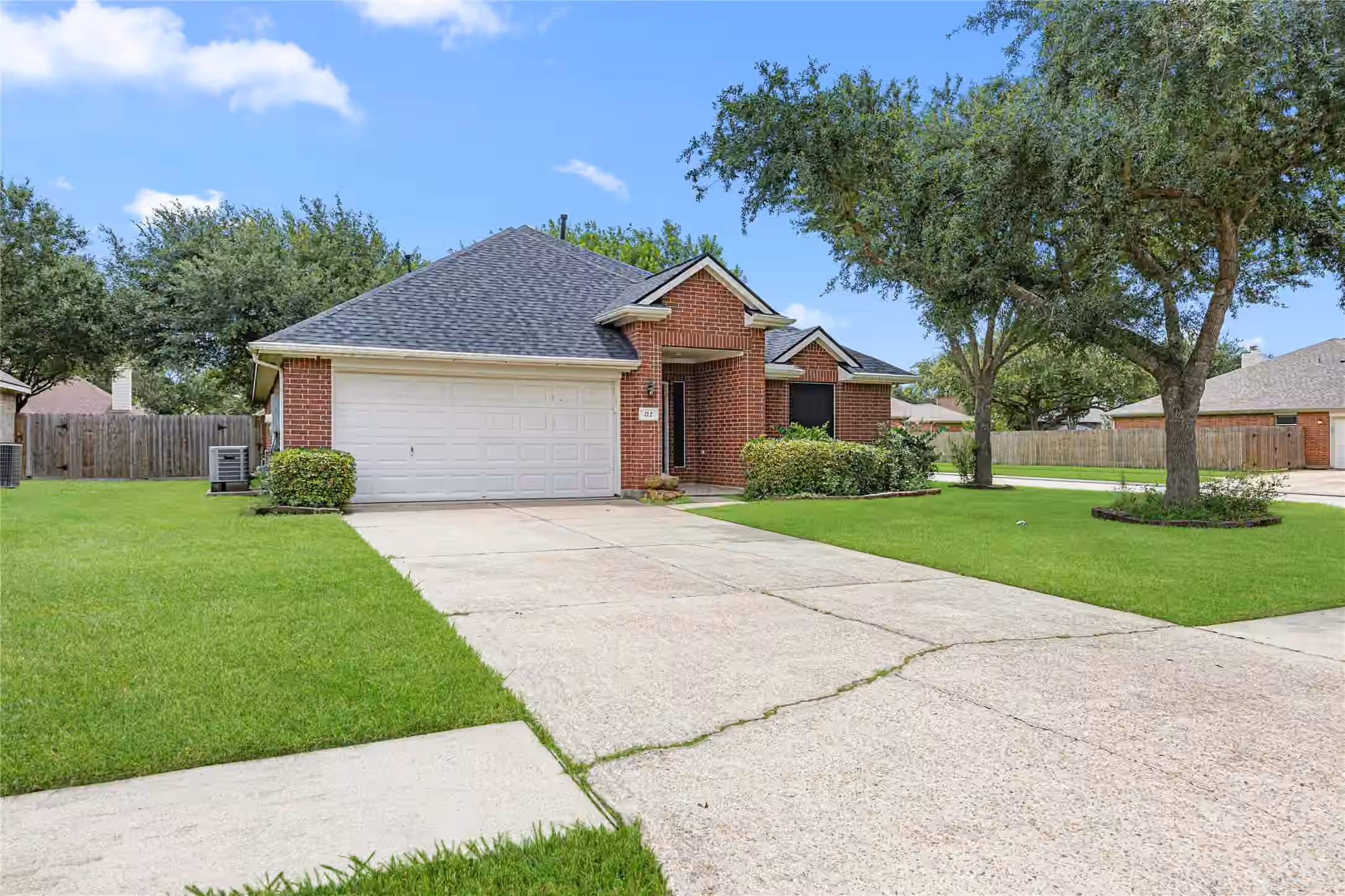 Photo 3 of 212 Silverbrook Lane, Dickinson, TX