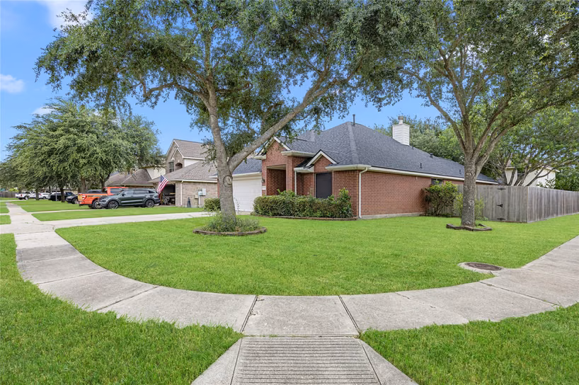 Photo 4 of 212 Silverbrook Lane, Dickinson, TX