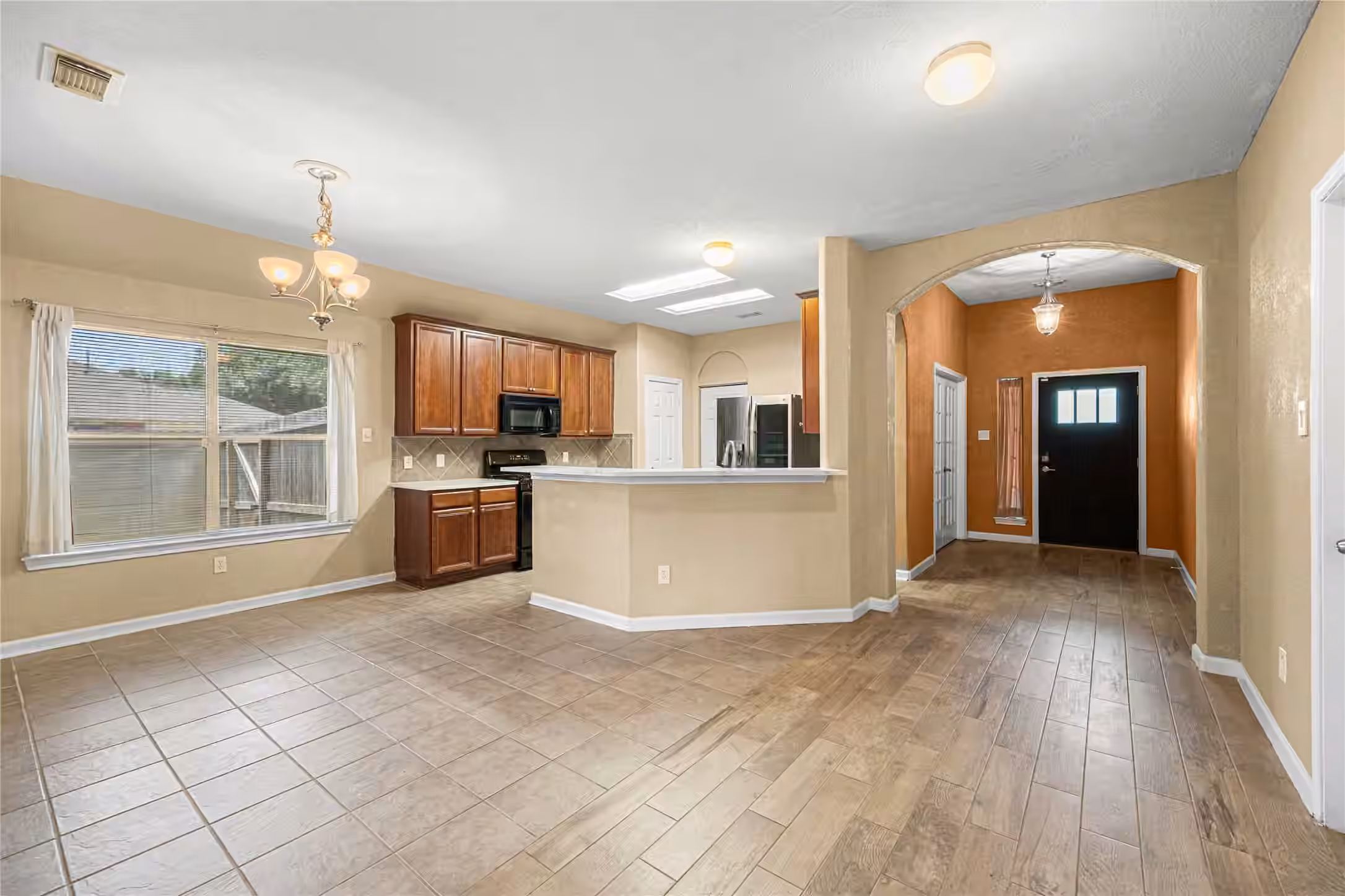Photo 7 of 212 Silverbrook Lane, Dickinson, TX