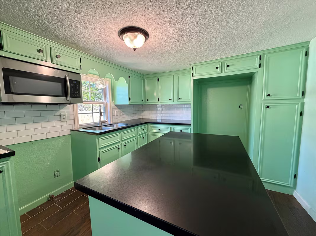 Photo 4 of 322 Hays Road, Oyster Creek, TX