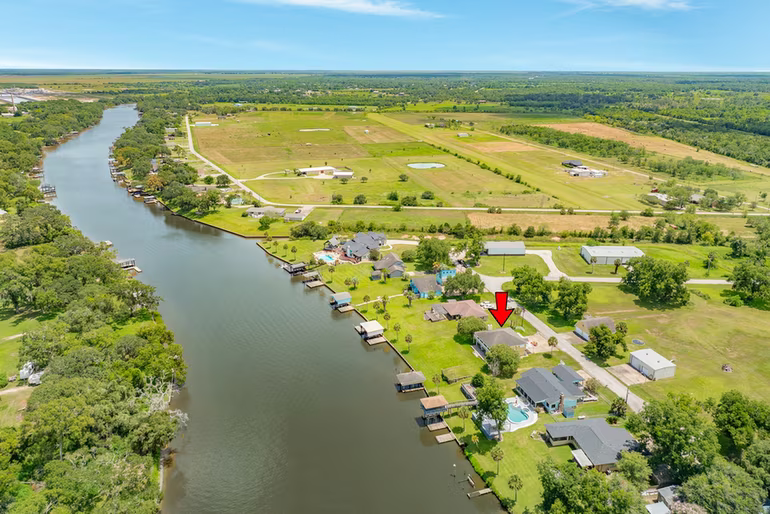 Photo 3 of 138 Vivian Street, Brazoria, TX