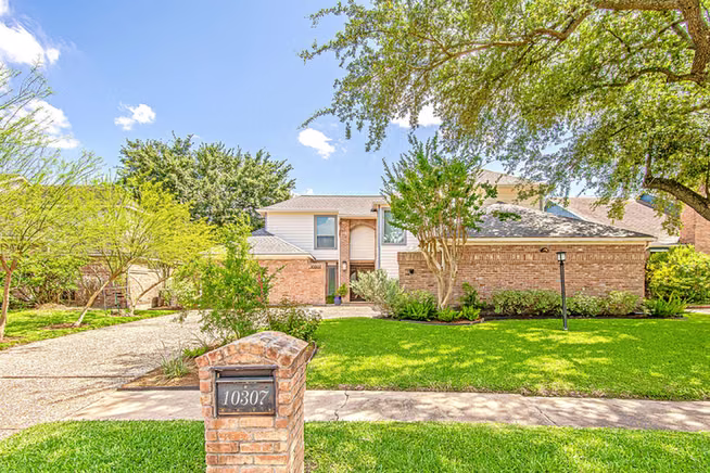 Photo 2 of 10307 Piping Rock Lane, Houston, TX