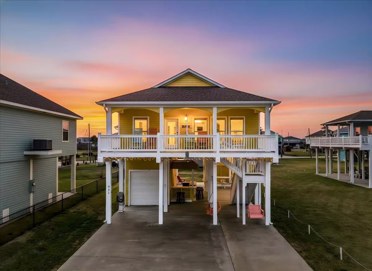 Photo 2 of 931 Tidelands Drive, Crystal Beach, TX
